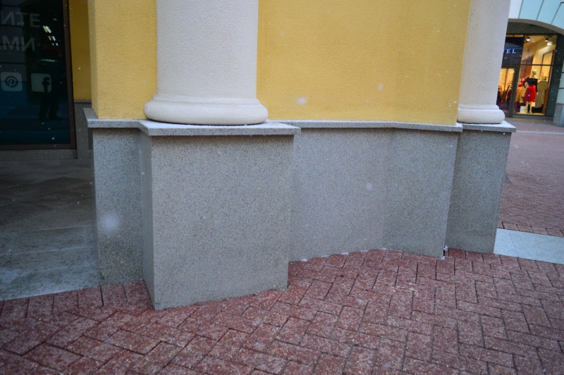 Облицовка колон и цоколя  полированным гранитом серого цвета фото