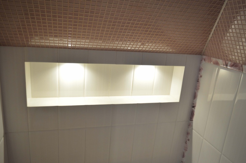 Облицовка ванной комнаты на мансардном этаже в Бело-розовых тонах фото