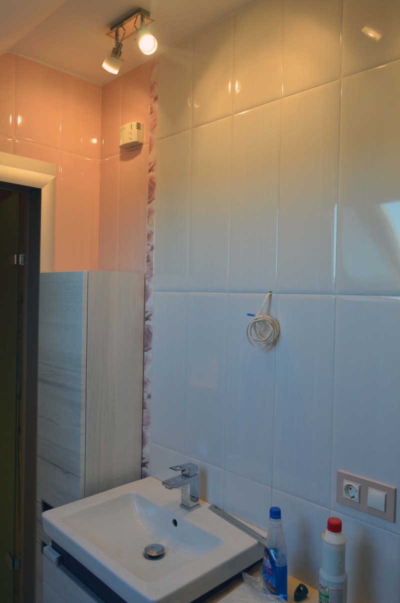 Облицовка ванной комнаты на мансардном этаже в Бело-розовых тонах фото