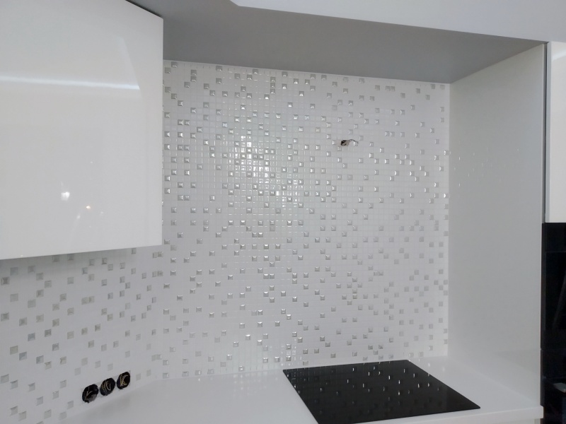Облицовка кухонного фартука белой мозаикой из стекла с перламутровыми вставками фото