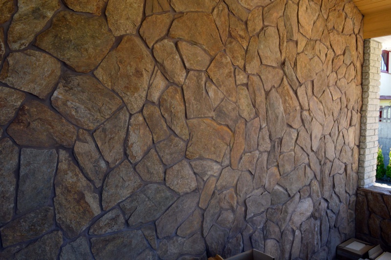 Облицовка стен и колонн летней кухни натуральным камнем сланцем