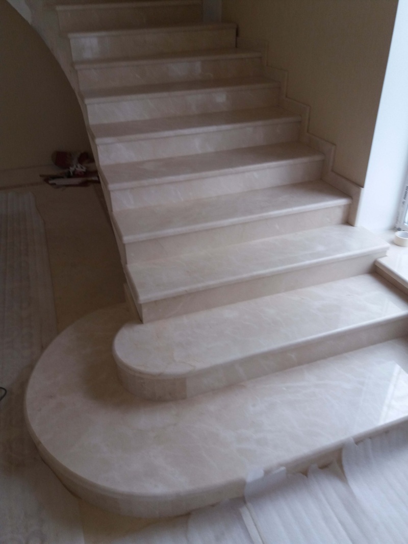 Облицовка лестницы мрамором Crema Marfil